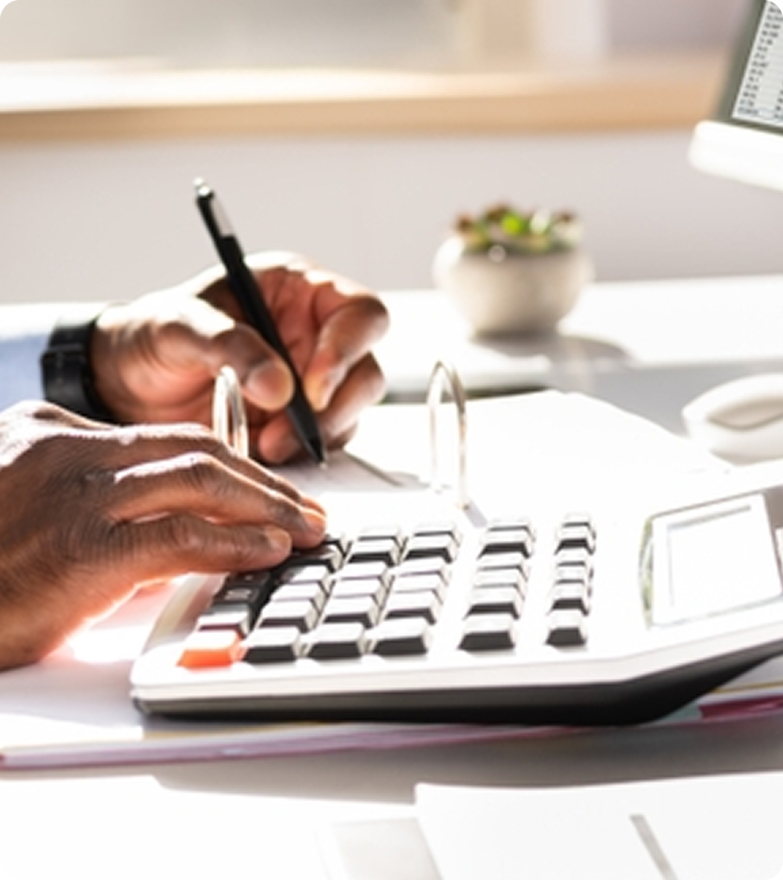 Couple consultant des documents financiers