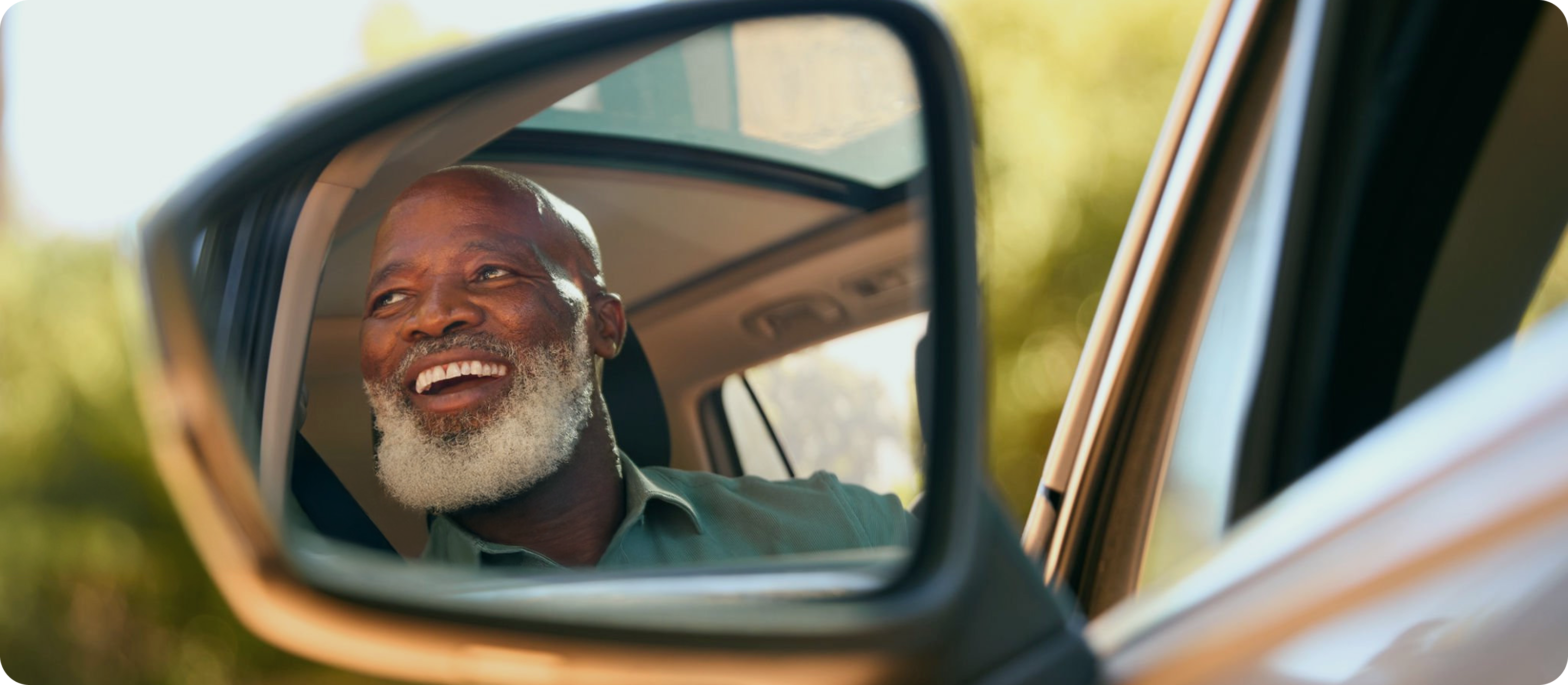 Homme souriant dans une voiture