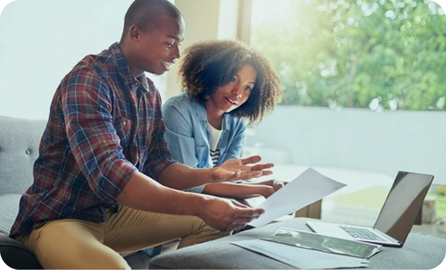 Couple consultant des documents financiers